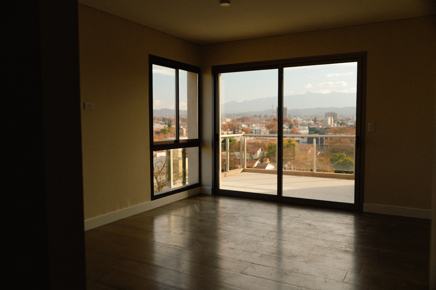Living amplio con vista al balcón